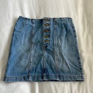 Denim skirt with five buttons